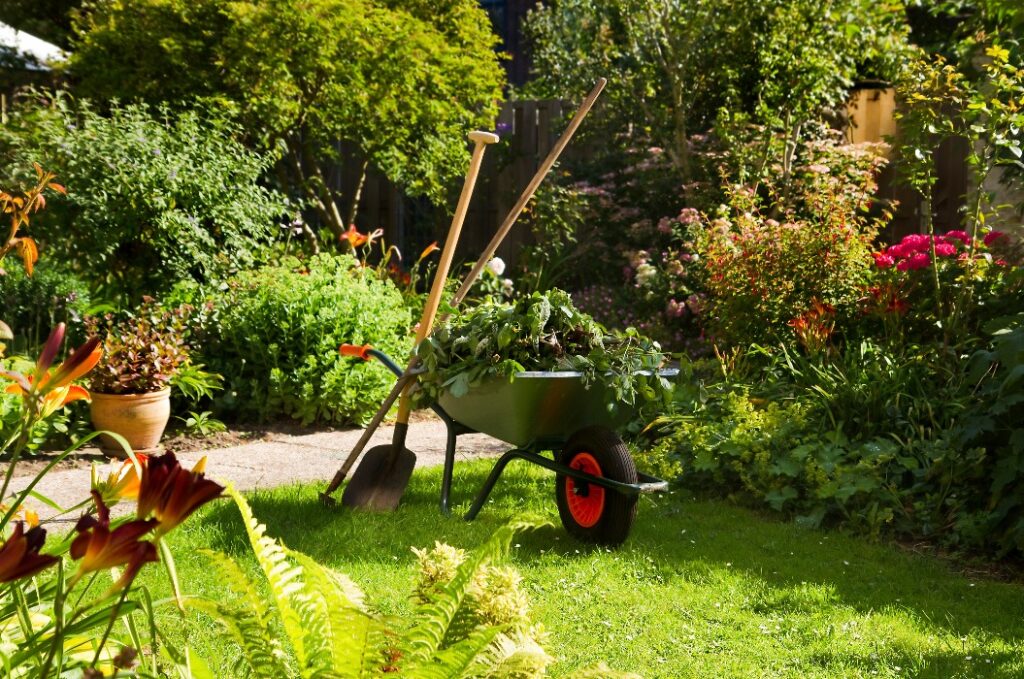 Arbeiten mit der Schubkarre im Garten
