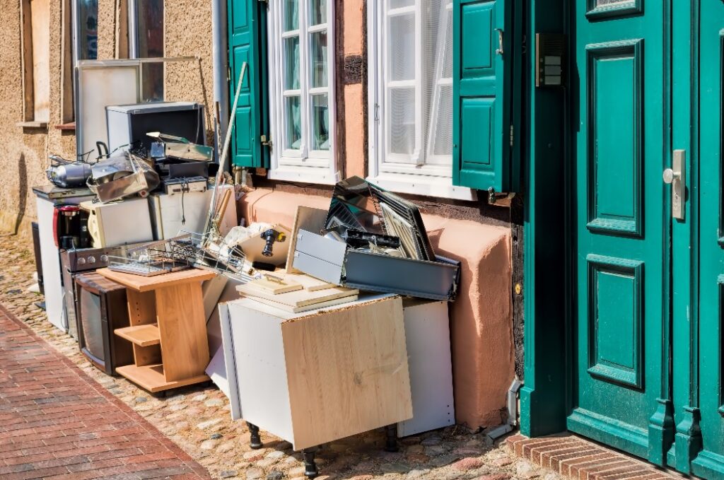 röbel, deutschland - hausmüll in der altstadt